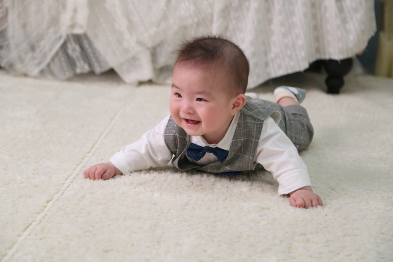 お部屋風のスタジオでの撮影