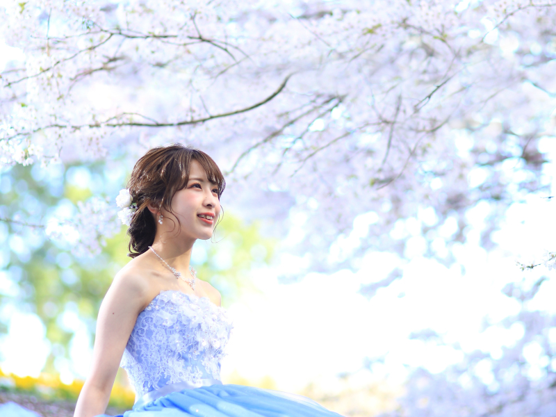 人気のカラードレスでお花畑♪