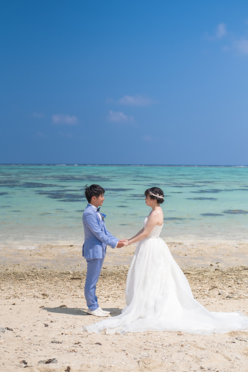 手を取り合って