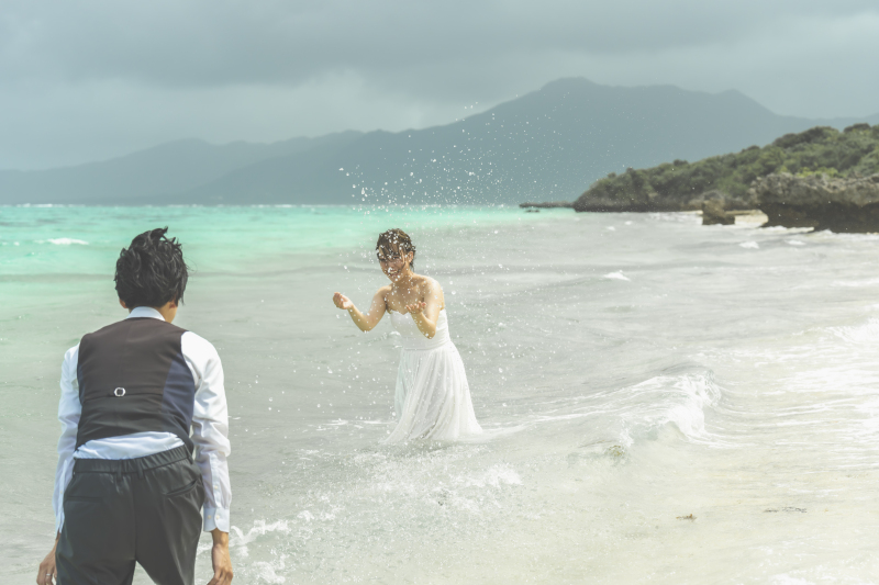 水をかけ合って