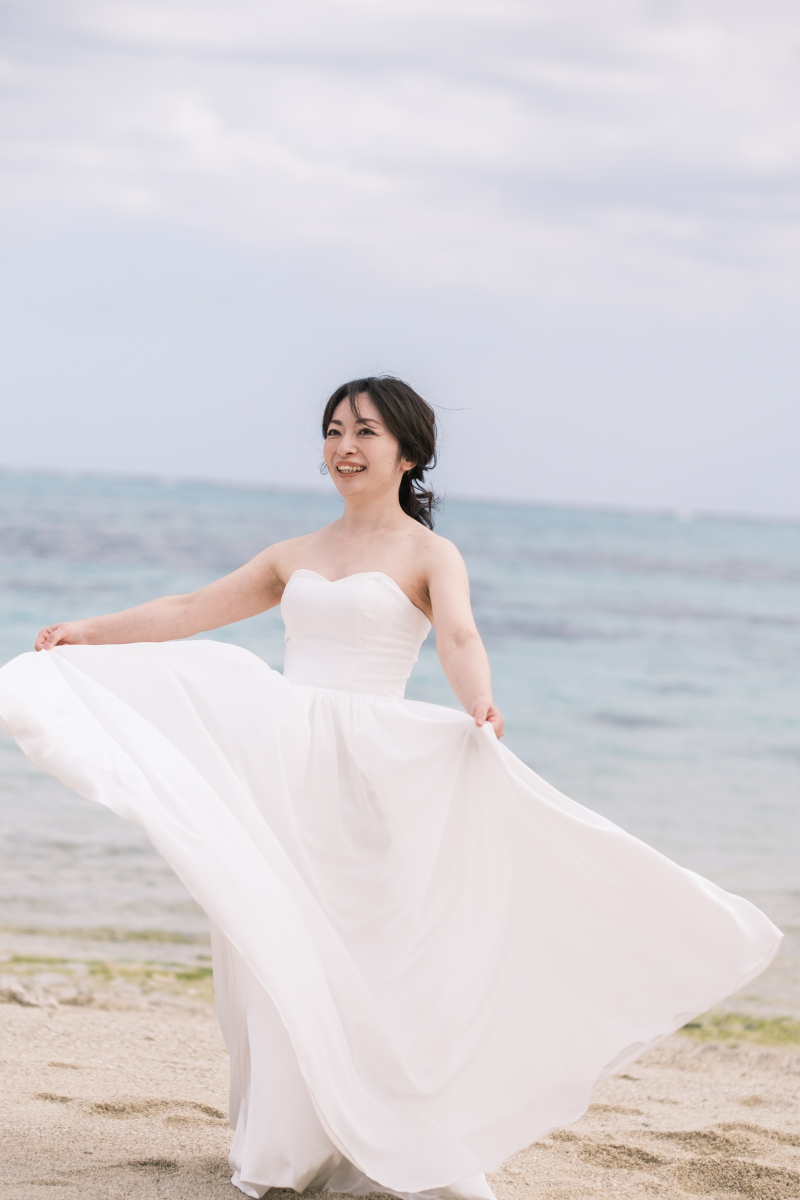 ドレスをなびかせて