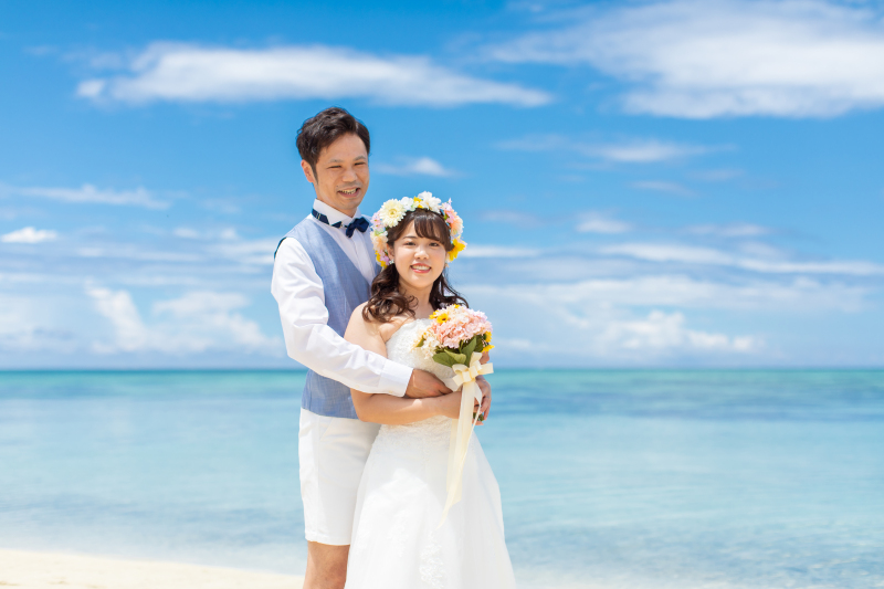 美しい空と海をバックに