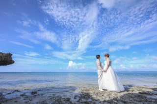 手を取り合って