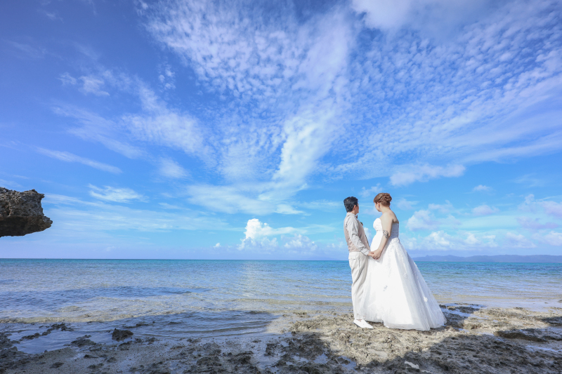 手を取り合って