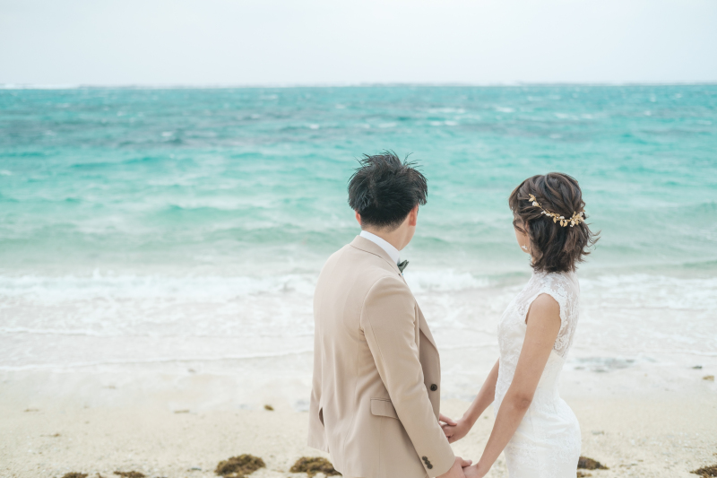 手を取り合って