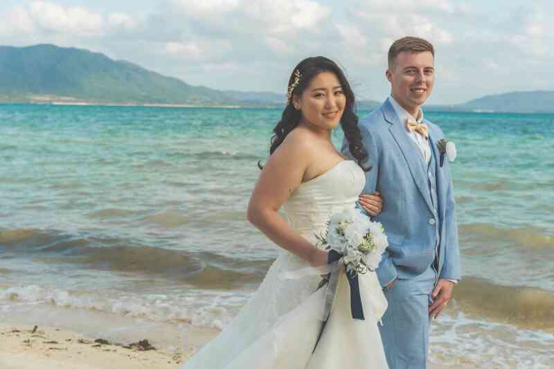 石垣島の海をバックに！！