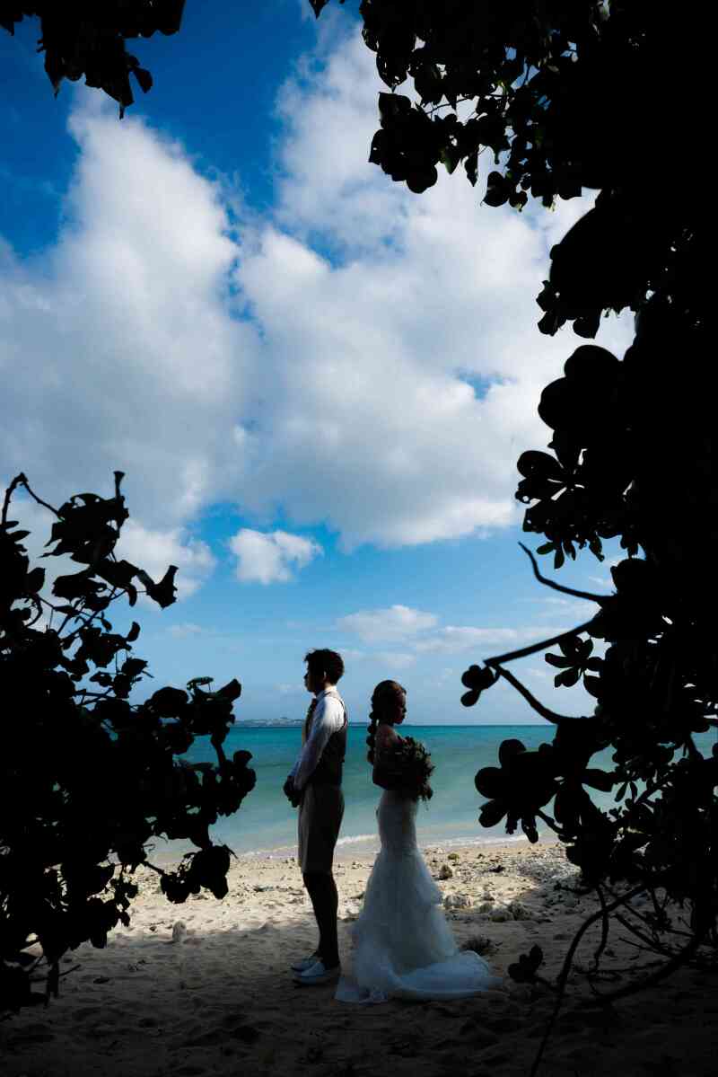 海をバックにシルエット♡