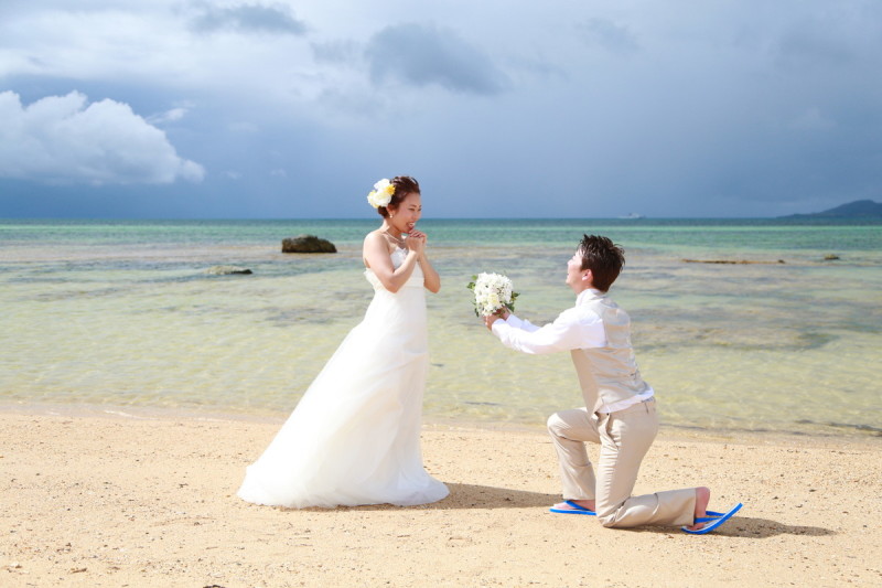 石垣島の透き通る海をバックにプロポーズ！