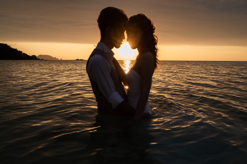 サンセットのウォーターイン！天然ビーチフォト＊ウォーターインショット