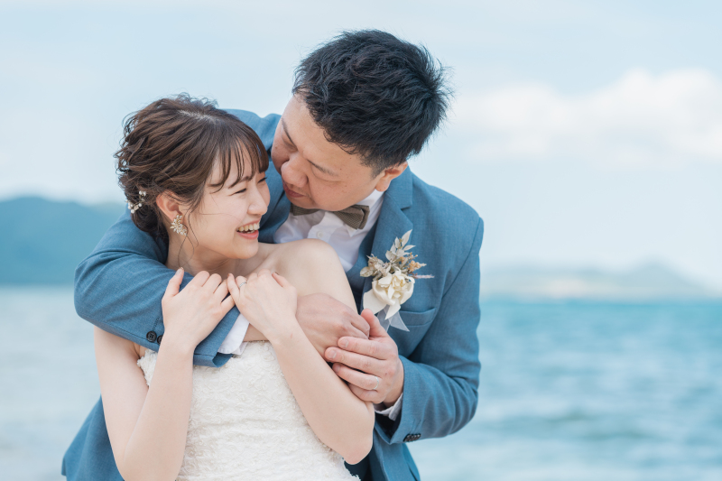 ぎゅっとハグするおふたり