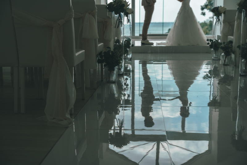 手を取り合って