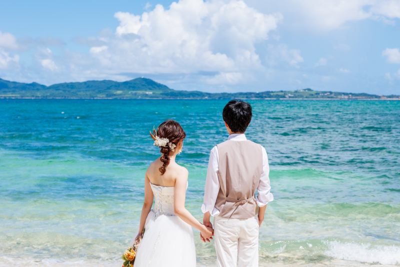 海を眺めるおふたり