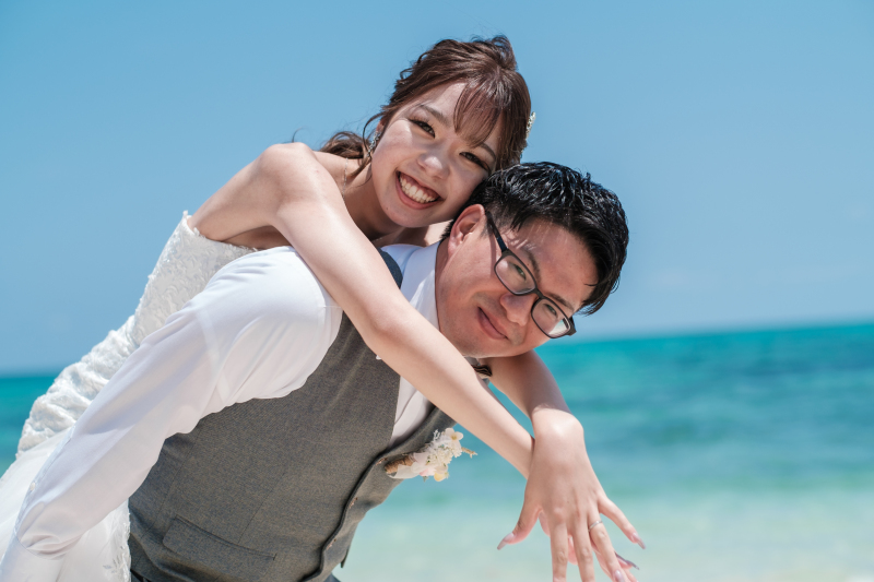 自然な表情が素敵なおんぶショット