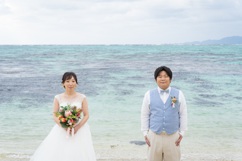 青い海を背景に