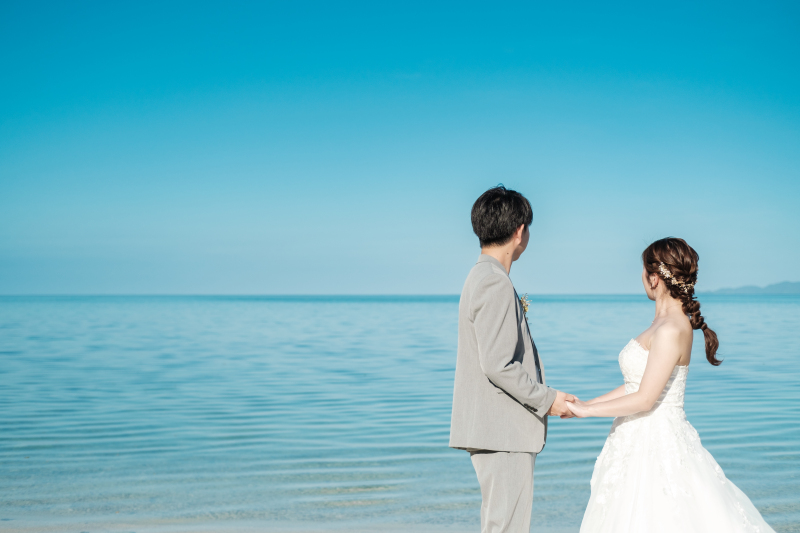 手を取り合って