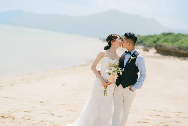 石垣島の風景をバックに