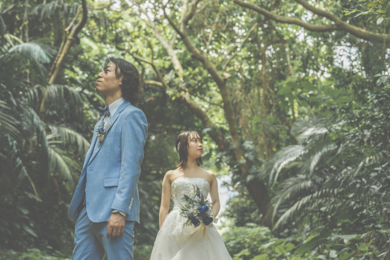 自然を感じるおふたり