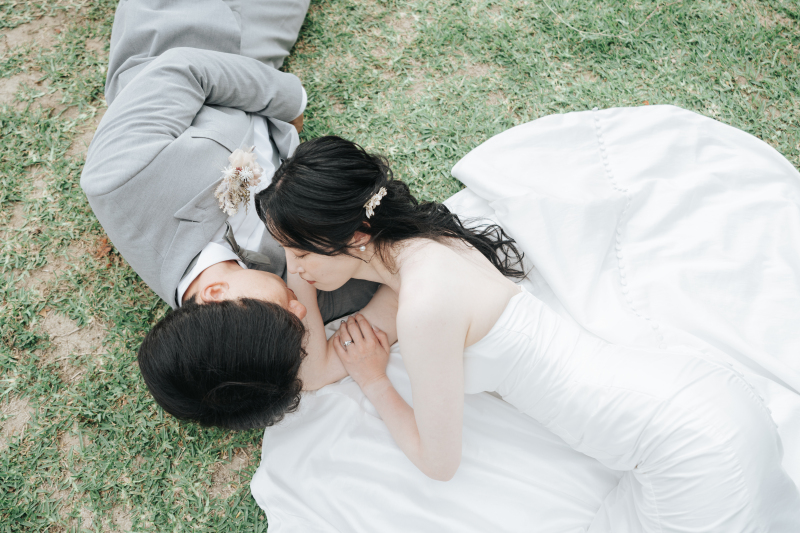 芝生に寝転んで