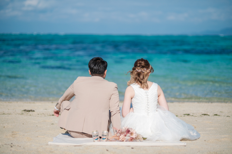 海を眺めるおふたり