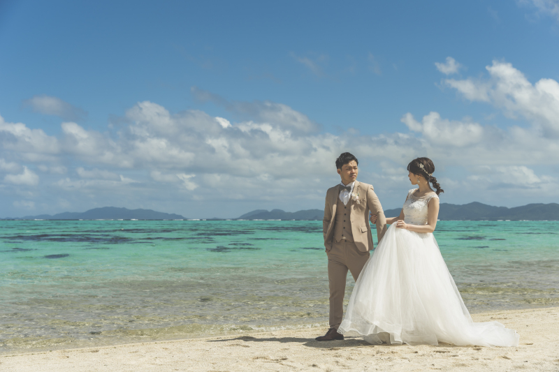 波打ち際を歩くふたり