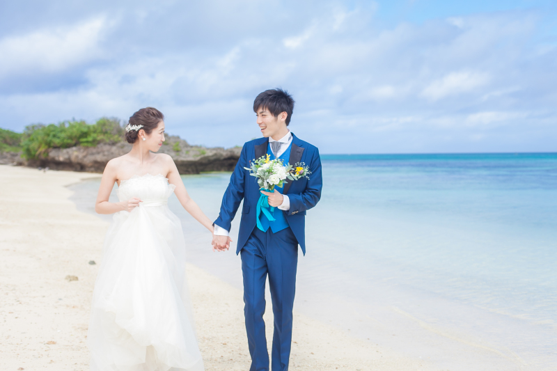 シンプルなデザインのウエディングドレス☆