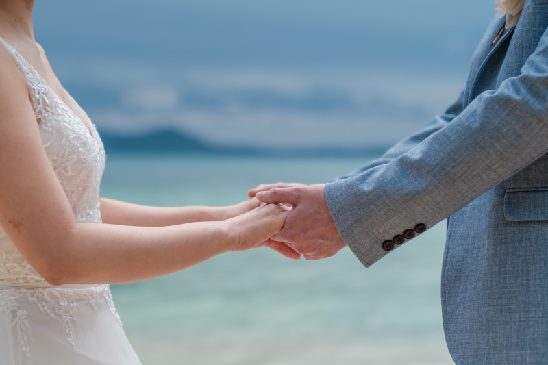 手を取り合って