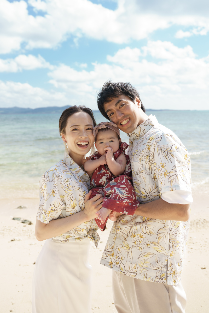 お揃いのシャツを着て