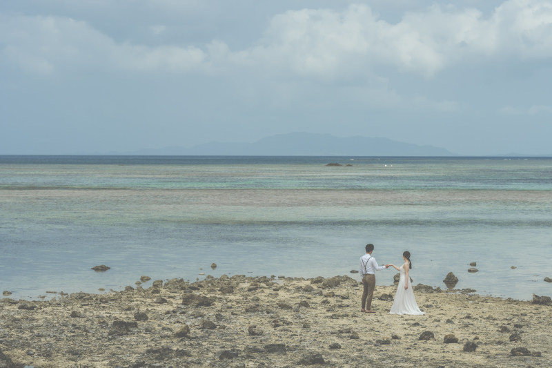 手を取り合って