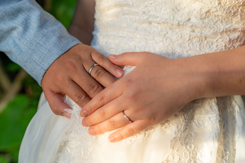 お腹に手を当てて