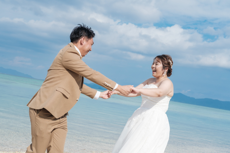 手を取り合って