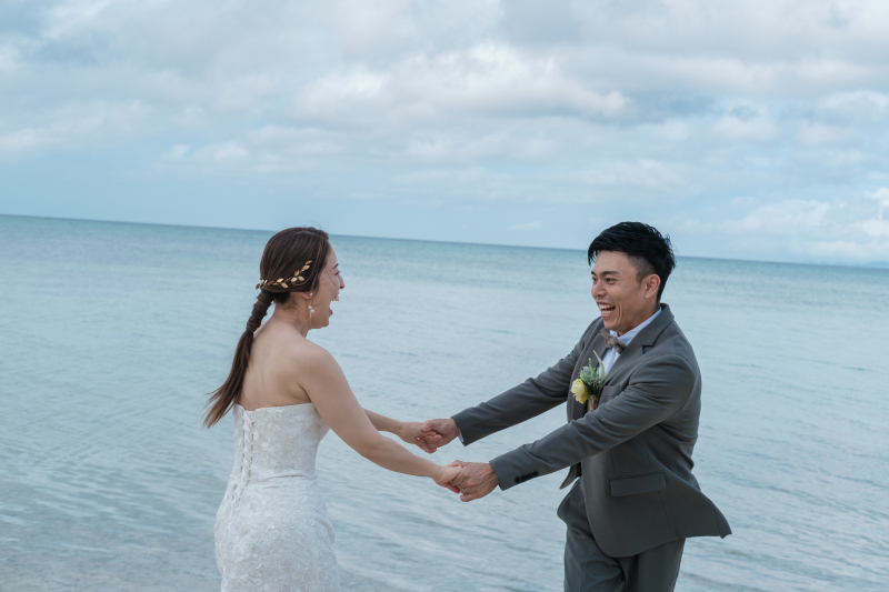 手を取り合って