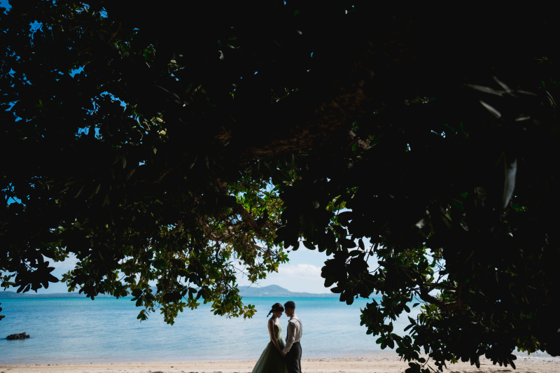 ビーチ沿いのグリーンでシルエットのような写真に。