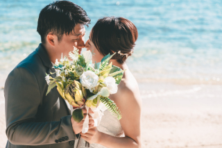 青い海を背景に