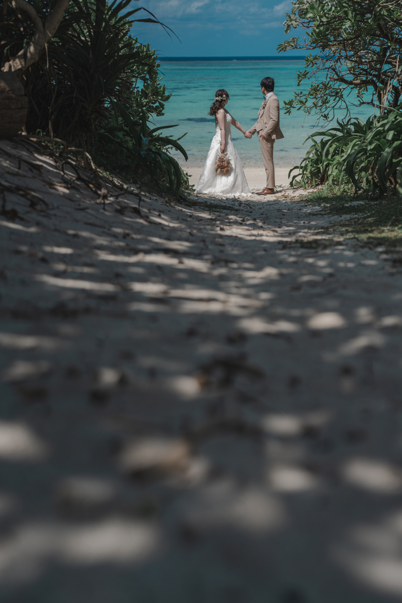 海を眺めるおふたり