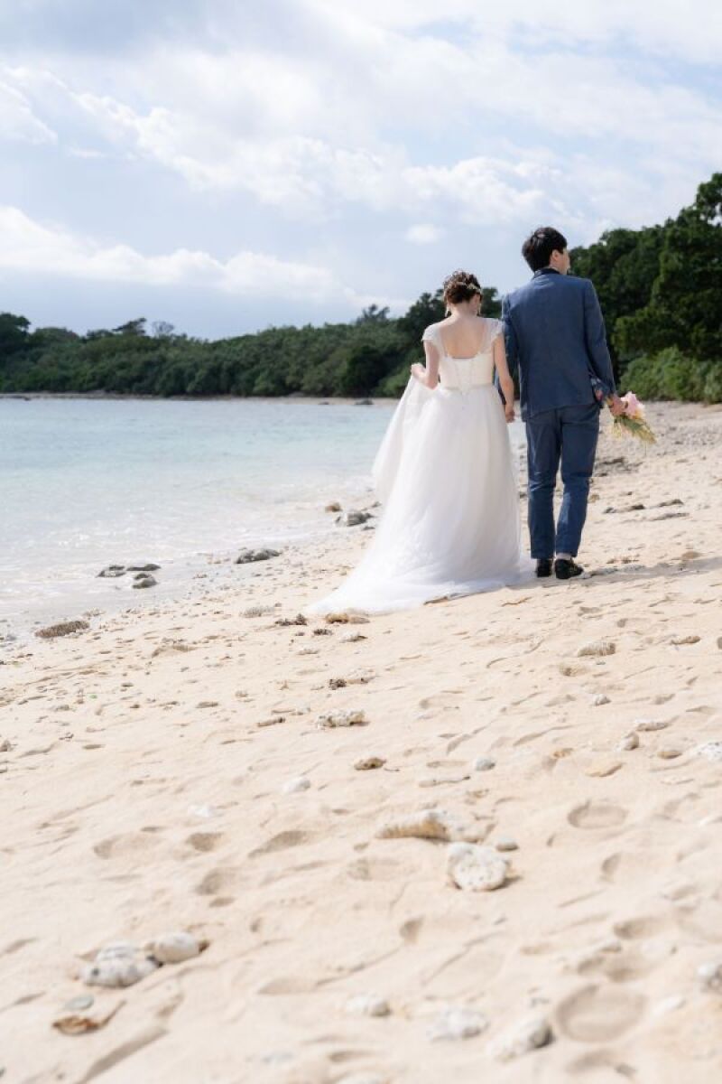 ビーチに歩いて