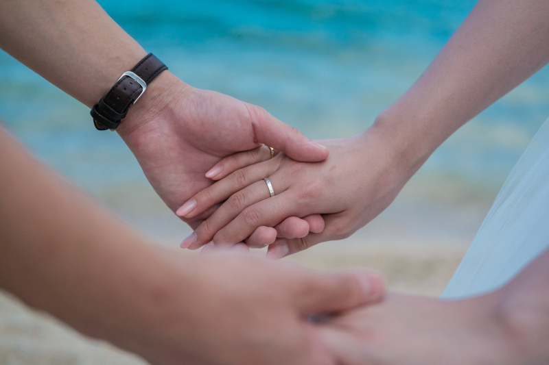 手を取り合って