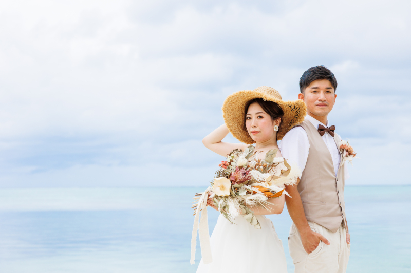 麦わら帽子を被って
