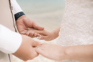 手を取り合って