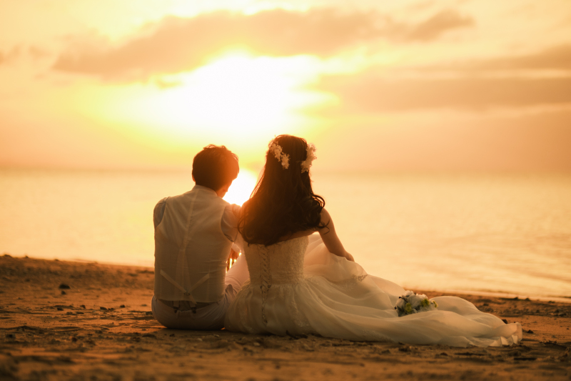 海を眺めるおふたり