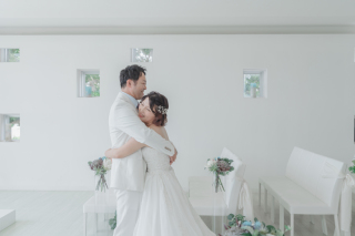 ぎゅっとハグするおふたり