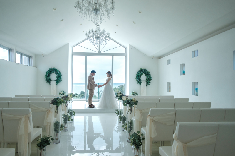 手を取り合って