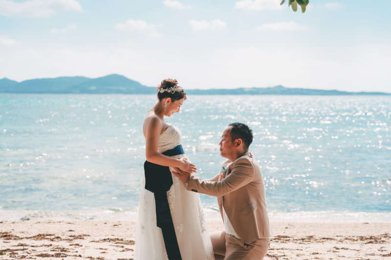 お腹に手をあてて