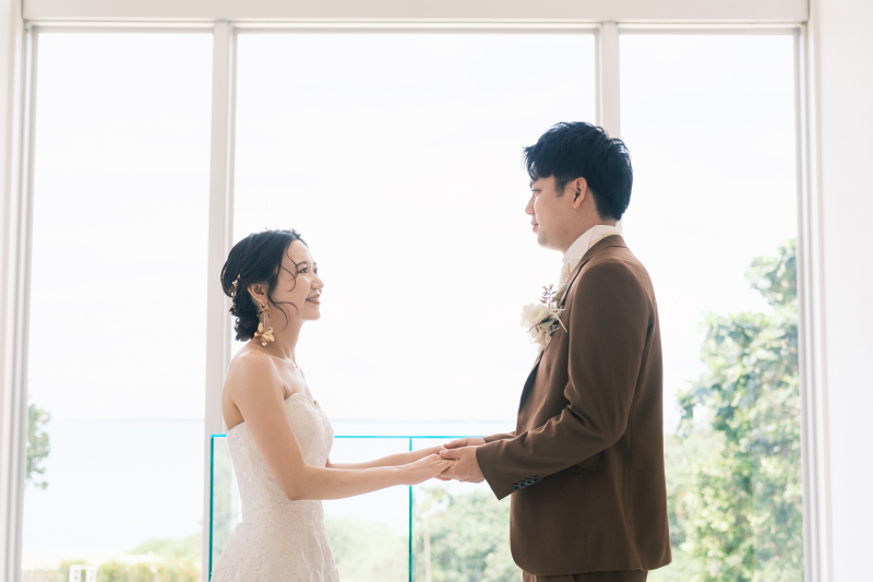 手を取り合って