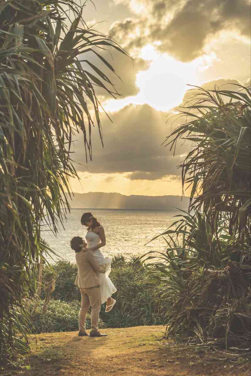 石垣島のサンセットをバックに