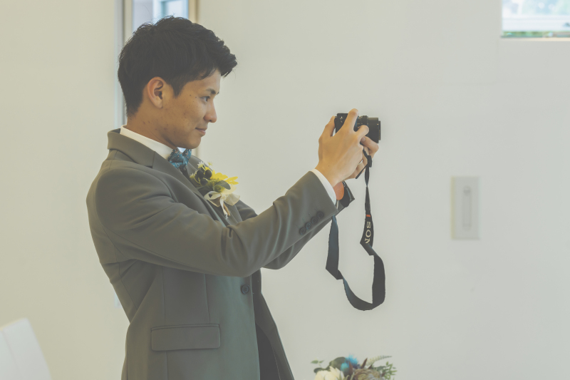 カメラを構える新郎様