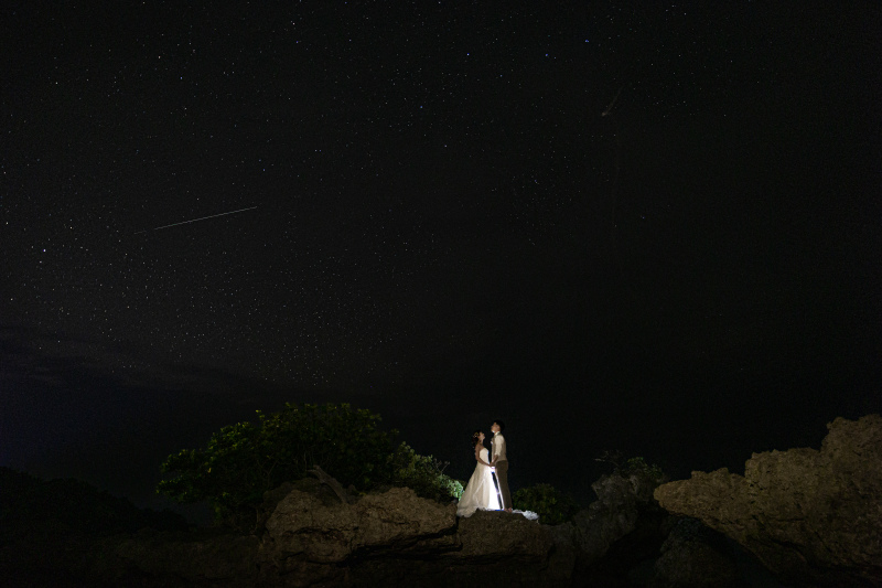 岩の上で見つめあうおふたり