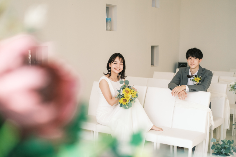 いすに座るおふたり