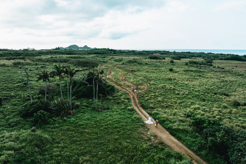 【よくばりサンセットフォトツアー+ドローンフォト追加】草原でのドローンも迫力満点