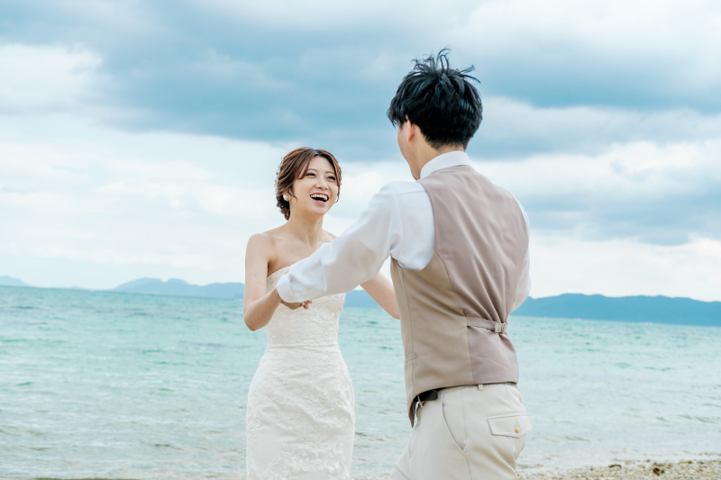 手を取り合って