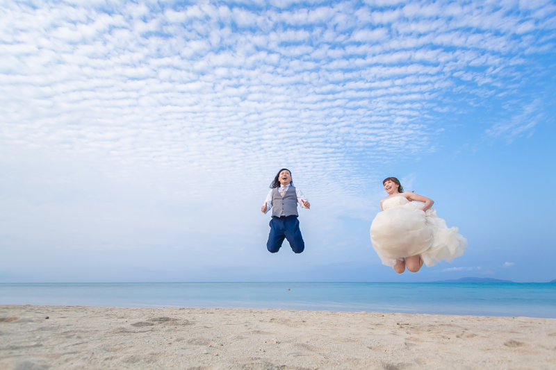 ブルースカイのキャンパスに白のうろこ雲